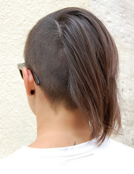 asymetryczny tył fryzury krótkiej z wygolonym bokiem, uczesanie damskie zdjęcie numer 166A